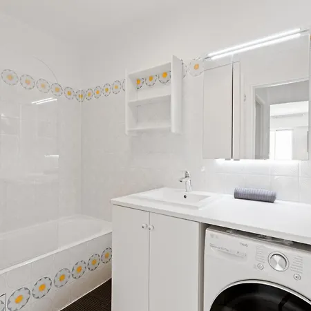 Quartier Luxembourg Free Netflix Apartment